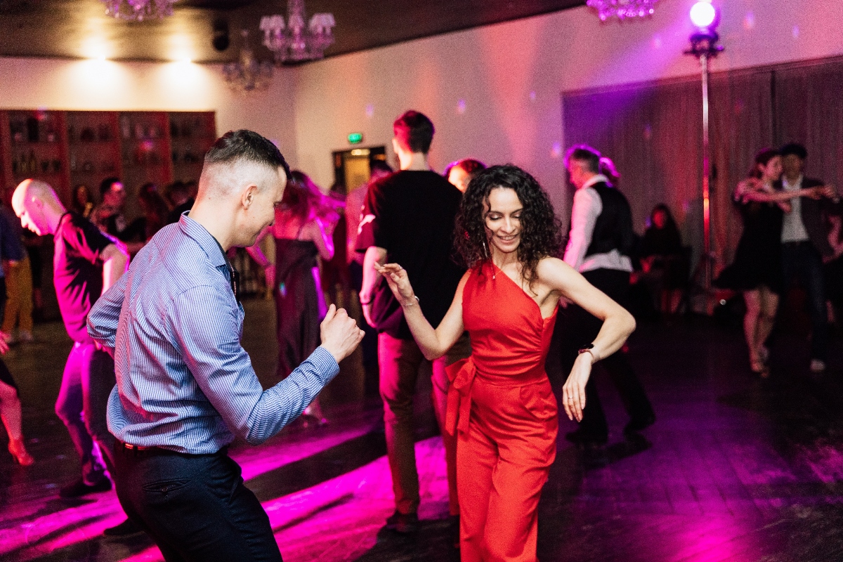 Salsa, bachata y sabor: los 5 mejores clubes latinos en Washington, DC