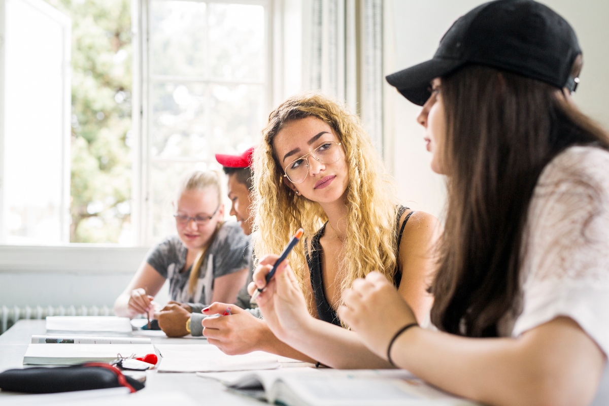 estudiantes hispanos, estudiantes en el aula, hispana con lentes, hispana con gorra, QuéOnnda