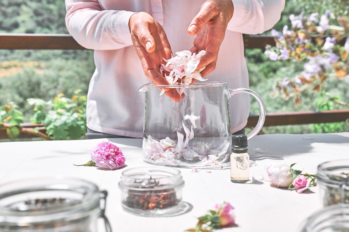 agua de rosas, tónico, rosas, mujer preparando agua de rosas, QuéOnnda