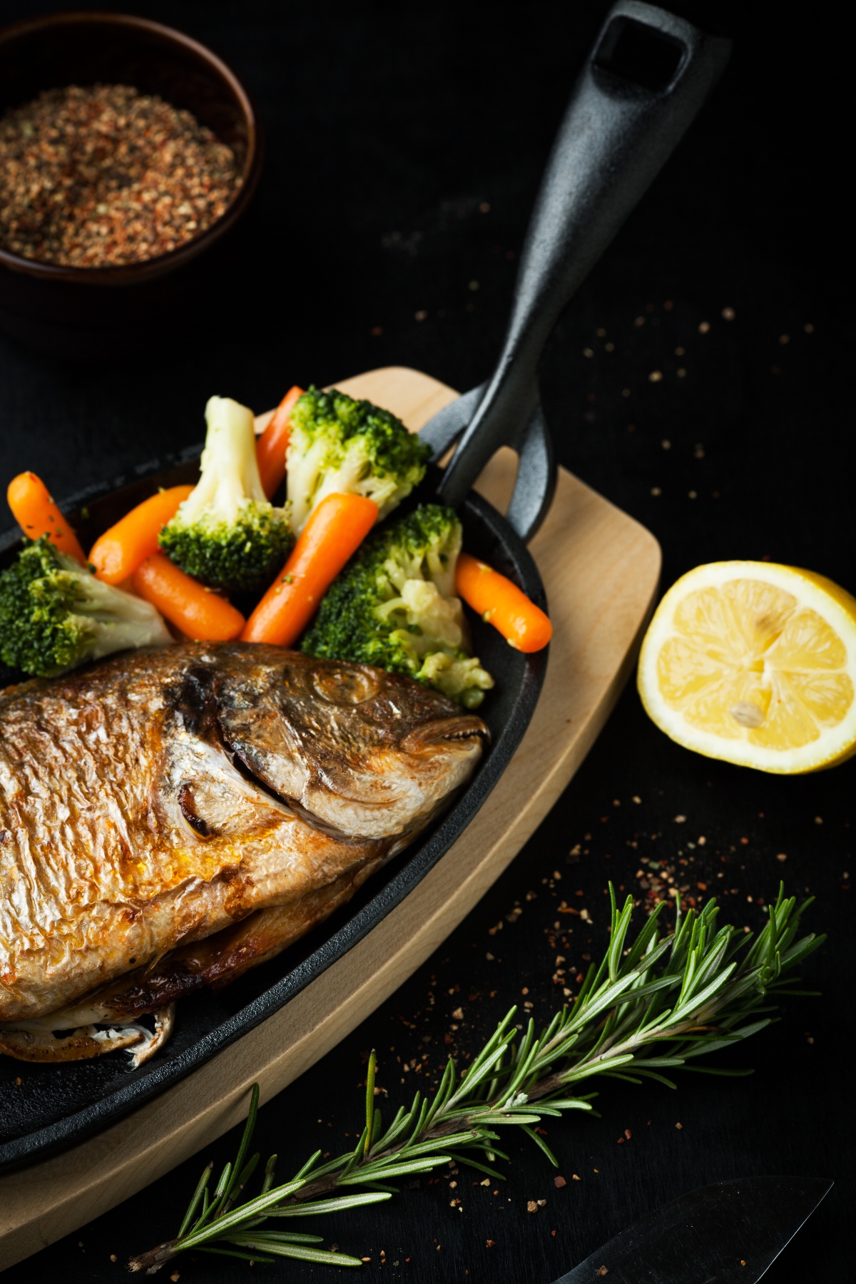pescado al horno con verduras, pescado, pescado frito, brócoli, zanahoria