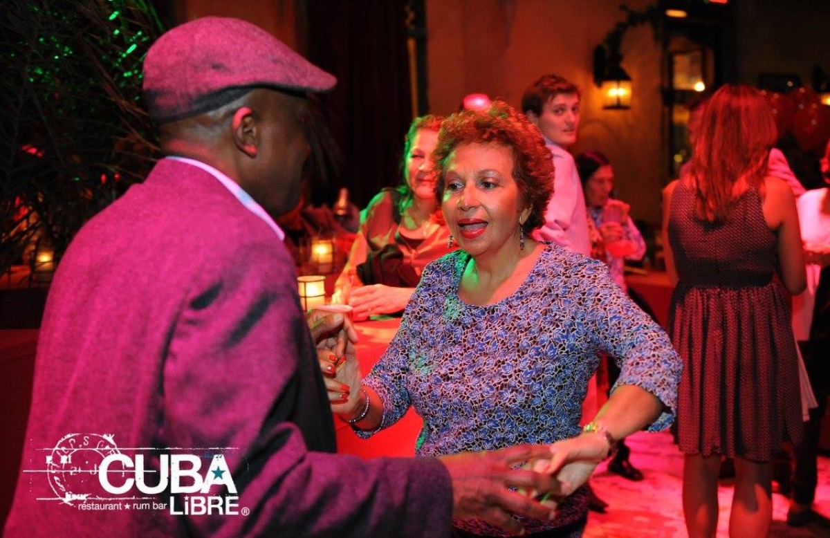 Cuba Libre Restaurant & Rum Bar, bailando salsa, bailando bachata, pareja hispana bailando, QuéOnnda