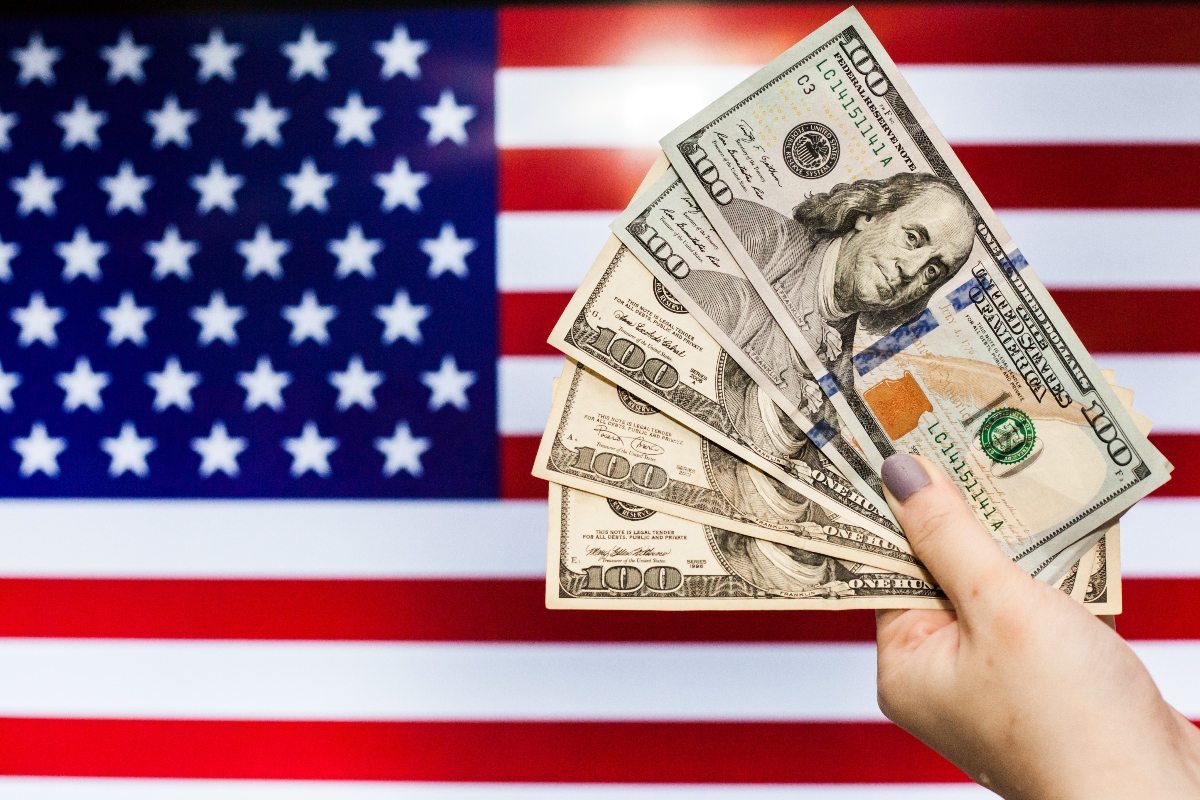 dólares, dinero, fortuna, bandera de EEUU, QuéOnnda