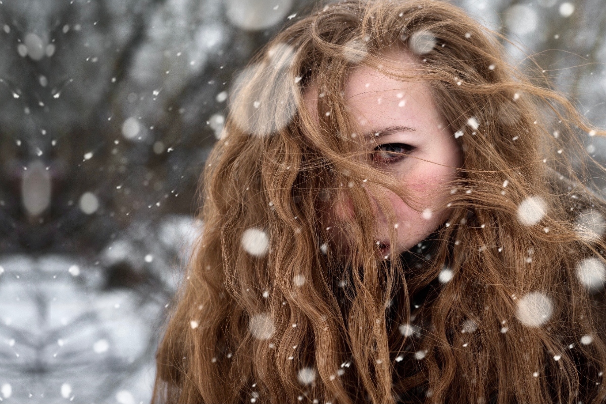 cabello saludable cambios de clima, cabello en invierno, cambios de clima, cabello de mujer nevando, QuéOnnda