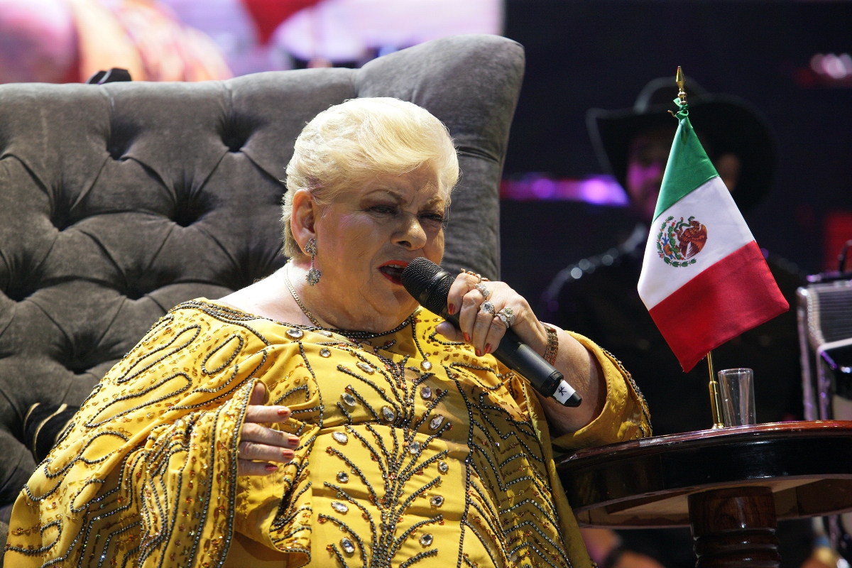 Paquita la del Barrio, conferencia de prensa, bandera de México, cantante, QuéOnnda