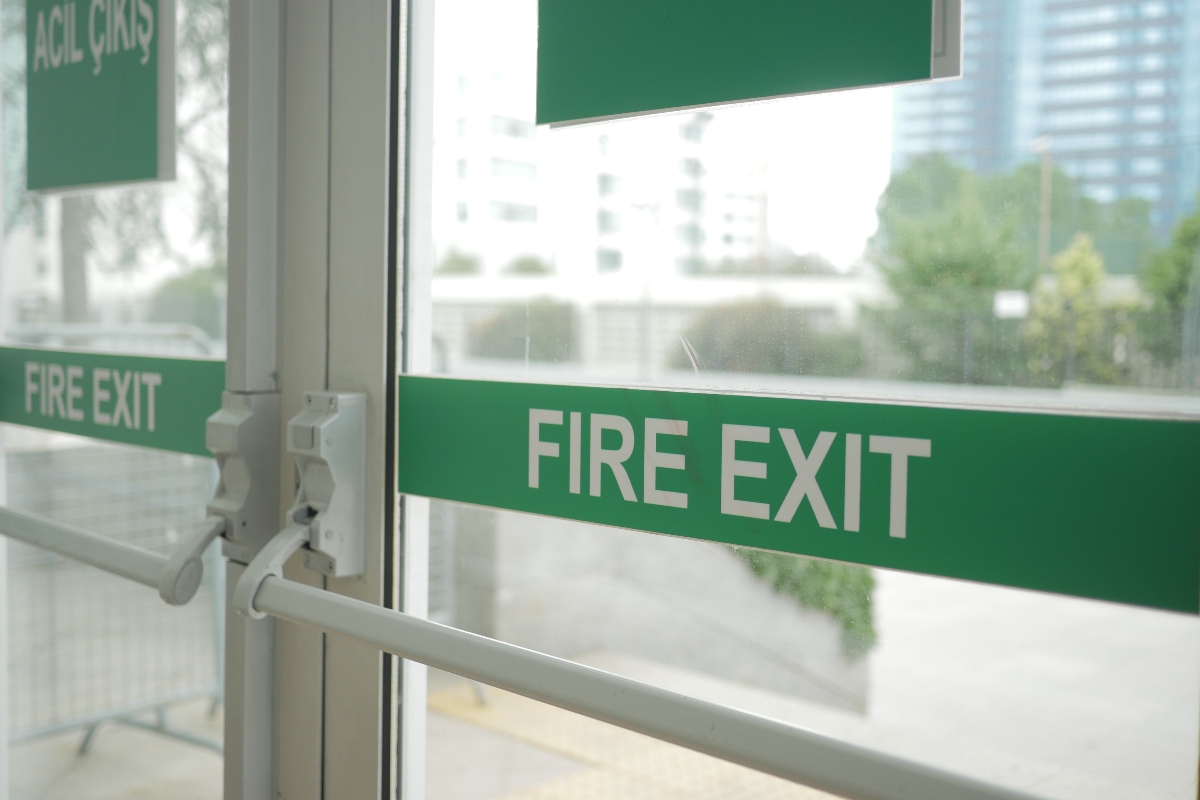 salida de escape, salida incendio, puerta cerrada, edificio, QuéOnnda