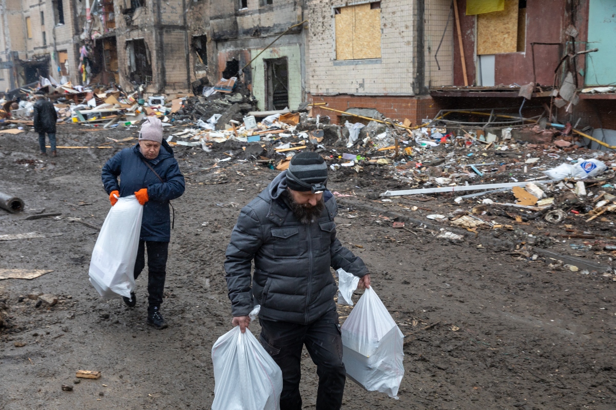 personas acarreando bolsas, bolsas de basura, bolsas de víveres, víveres, QuéOnnda