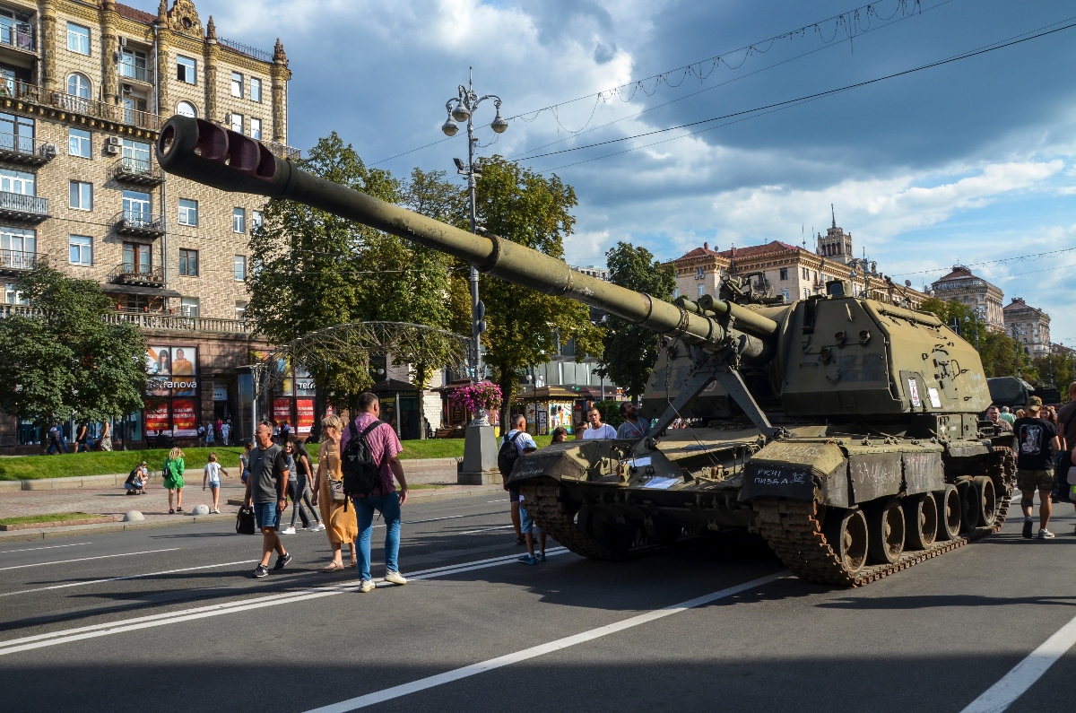 tanque de guerra, personas caminando al lado de un tanque de guerra, Internacionales, guerra, QuéOnnda