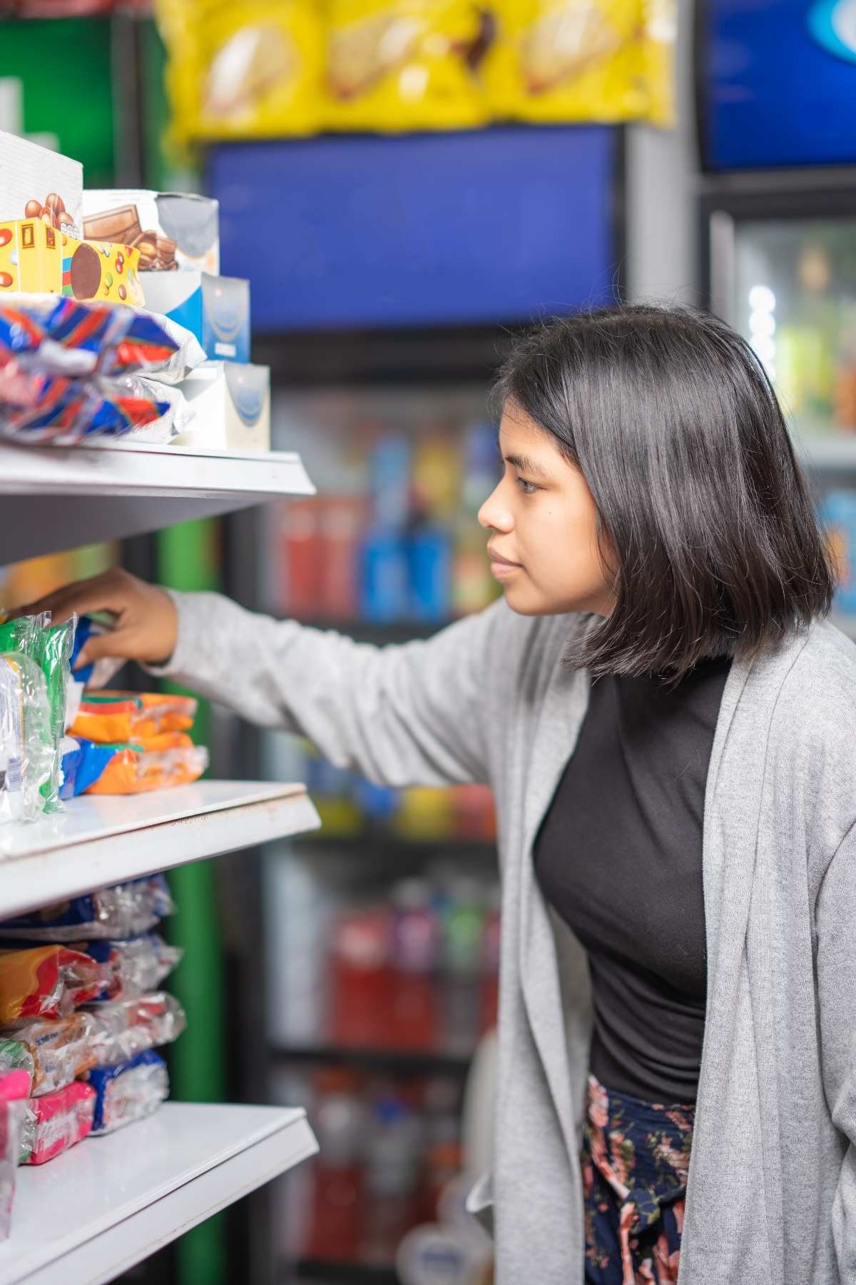 mujer latina comprando, golosinas latinas, adolescente latina, Salud, QuéOnnda