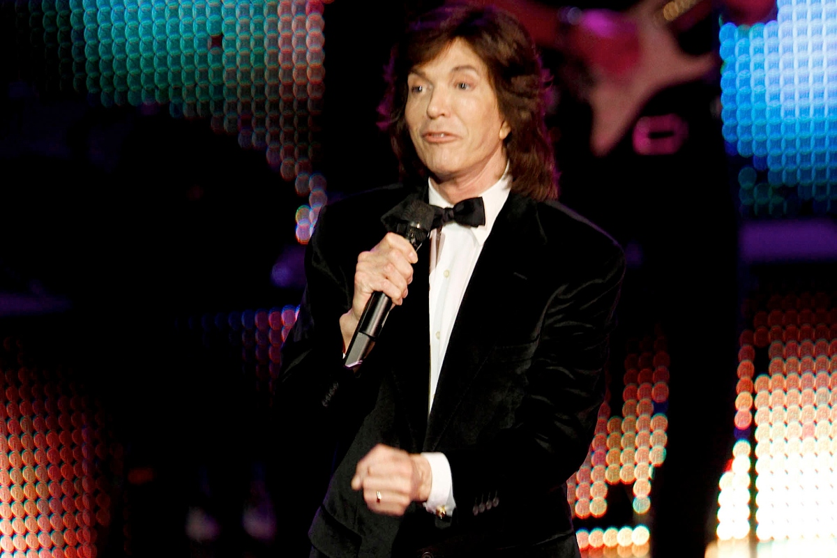 El fenómeno de Camilo Sesto: Una leyenda de la música romántica en el mundo hispano