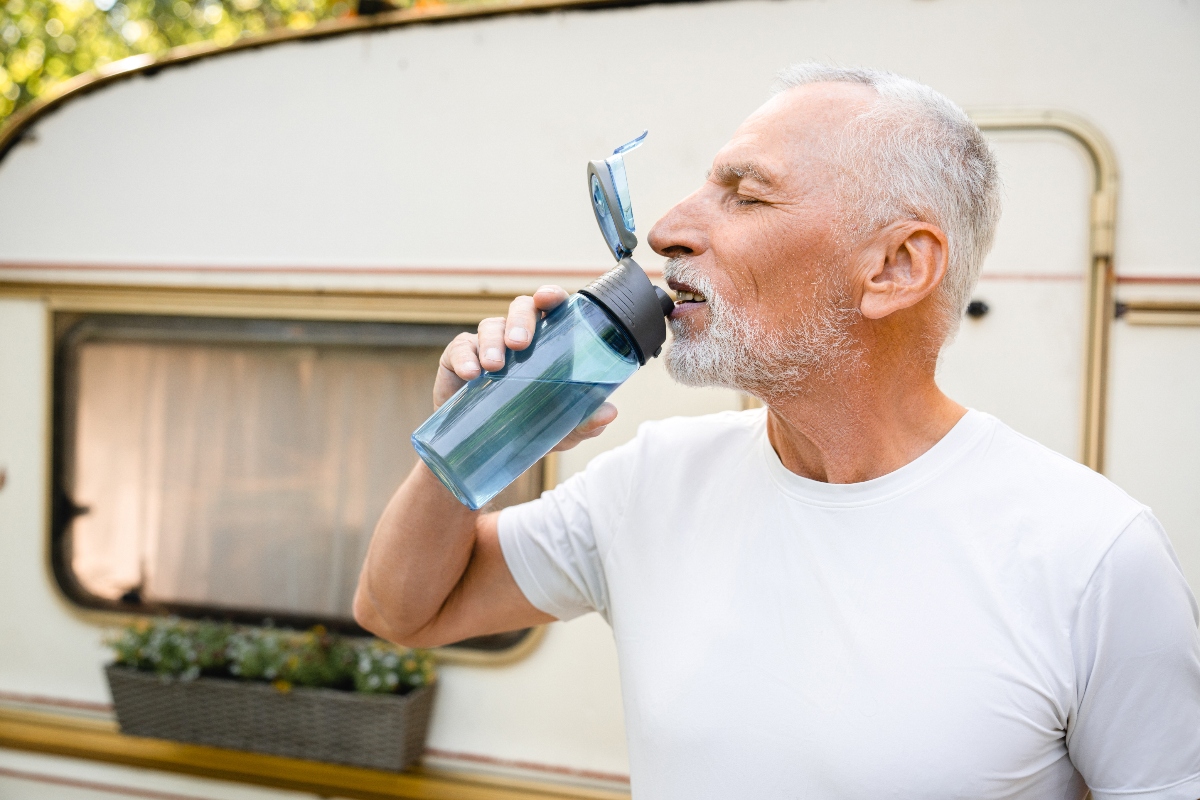 Que no les falte el agua: 3 razones de peso para hidratar bien a los abuelos
