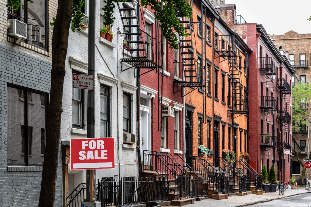 Guía para comprar tu primer hogar en NYC: Consejos para familias latinas