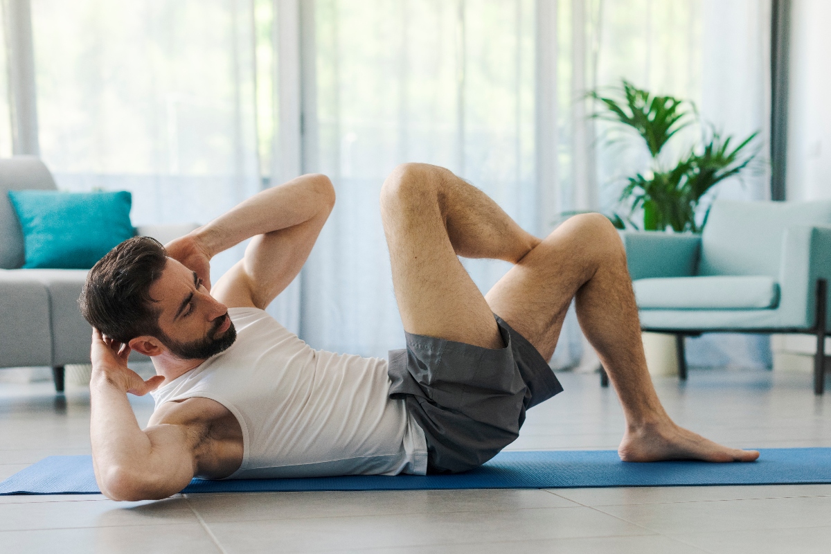 ¿Sin tiempo para ir al gym? 5 ejercicios esenciales para hombres que trabajan largas horas