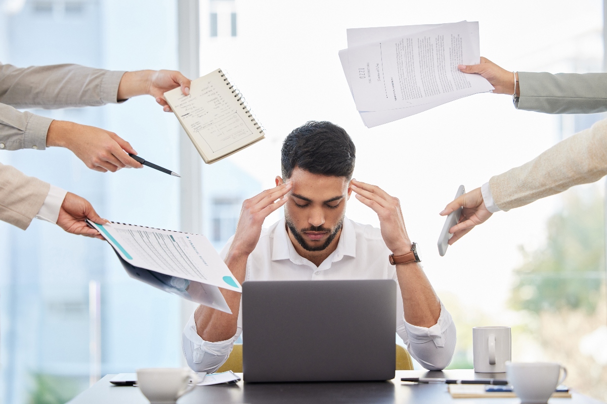 Cómo manejar el estrés laboral: Consejos para hispanos