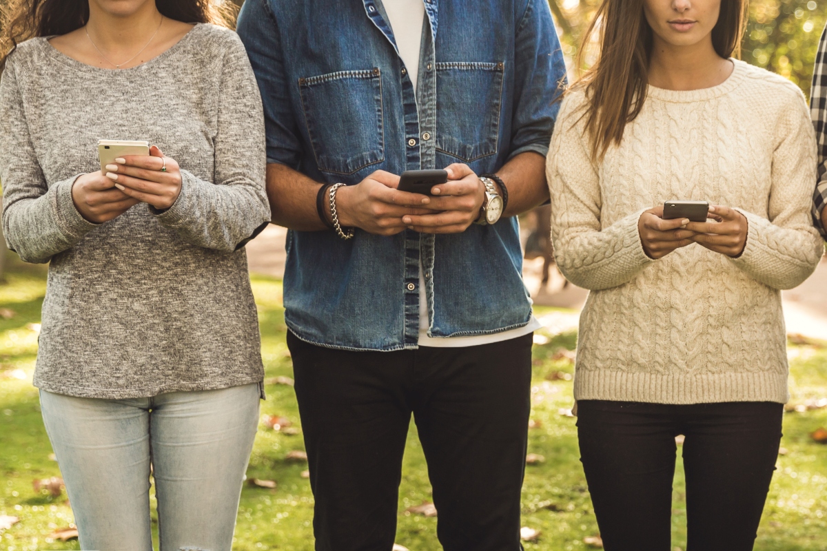 Redes sociales y salud mental: Así impactan a los jóvenes hispanos