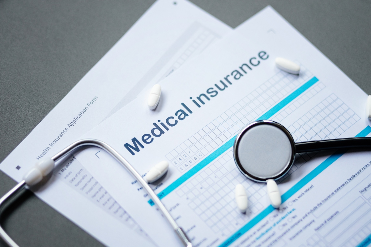 Cómo el seguro médico ayuda a cubrir medicamentos: Guía completa para hispanos