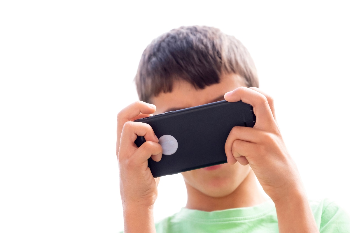 ¿Prohibido el celular? El impacto de las pantallas en la salud visual y mental de los niños