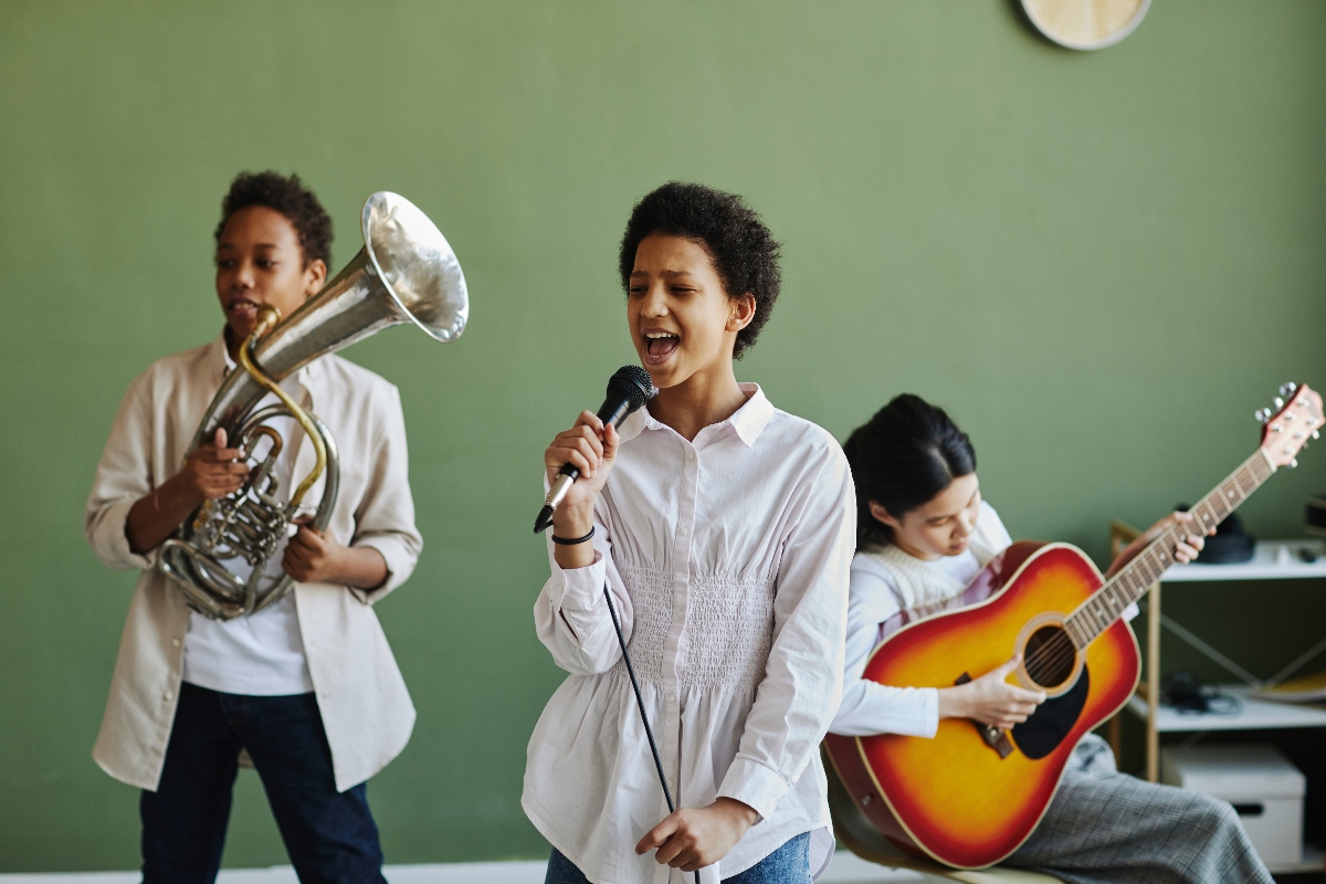 Mantienen viva la tradición: La educación musical y la preservación de la música tropical