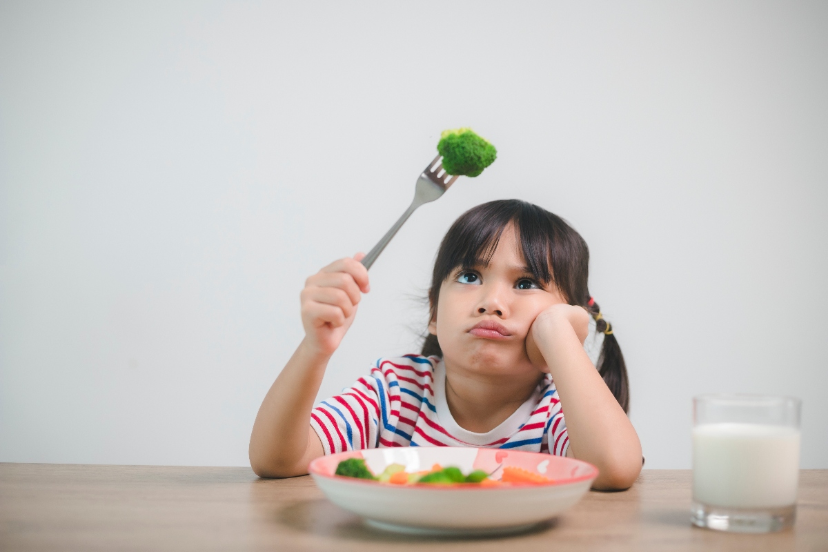 ¿Guerra contra los vegetales? Trucos para que los niños latinos coman más verduras