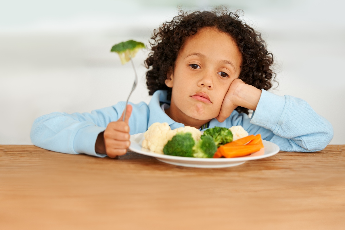 niños y verduras, niño comiendo verduras, niño hispana, Salud, QuéOnnda