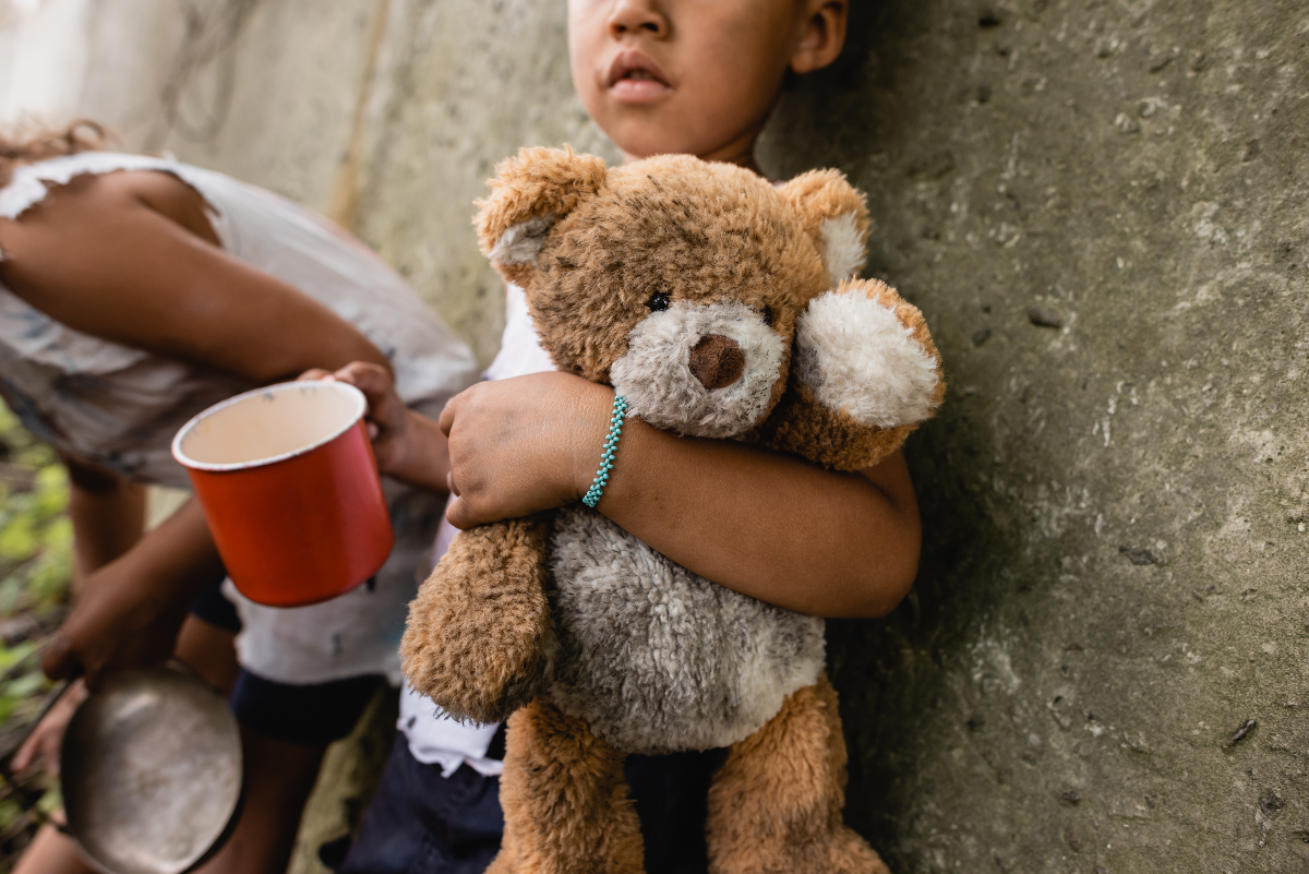 pobreza, niño en pobreza, niño con osito, QuéOnnda