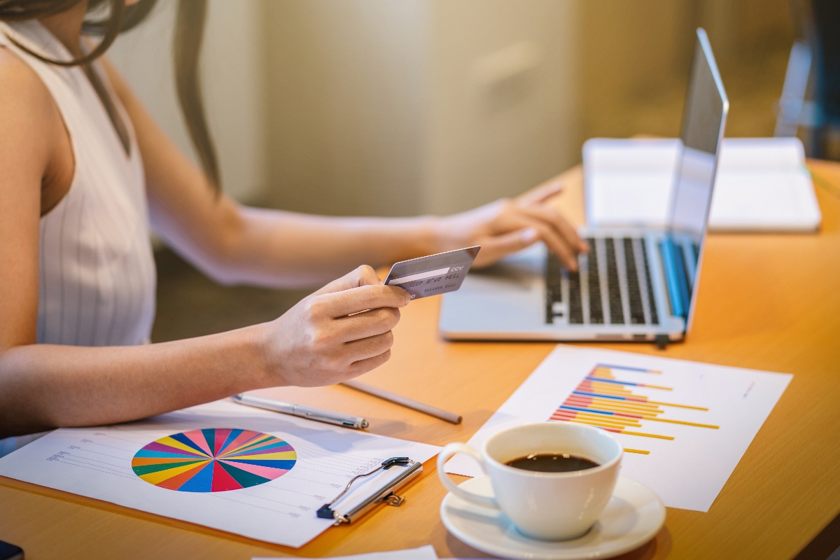 Una valiosa guía para latinos: Cómo mejorar tu puntaje crediticio