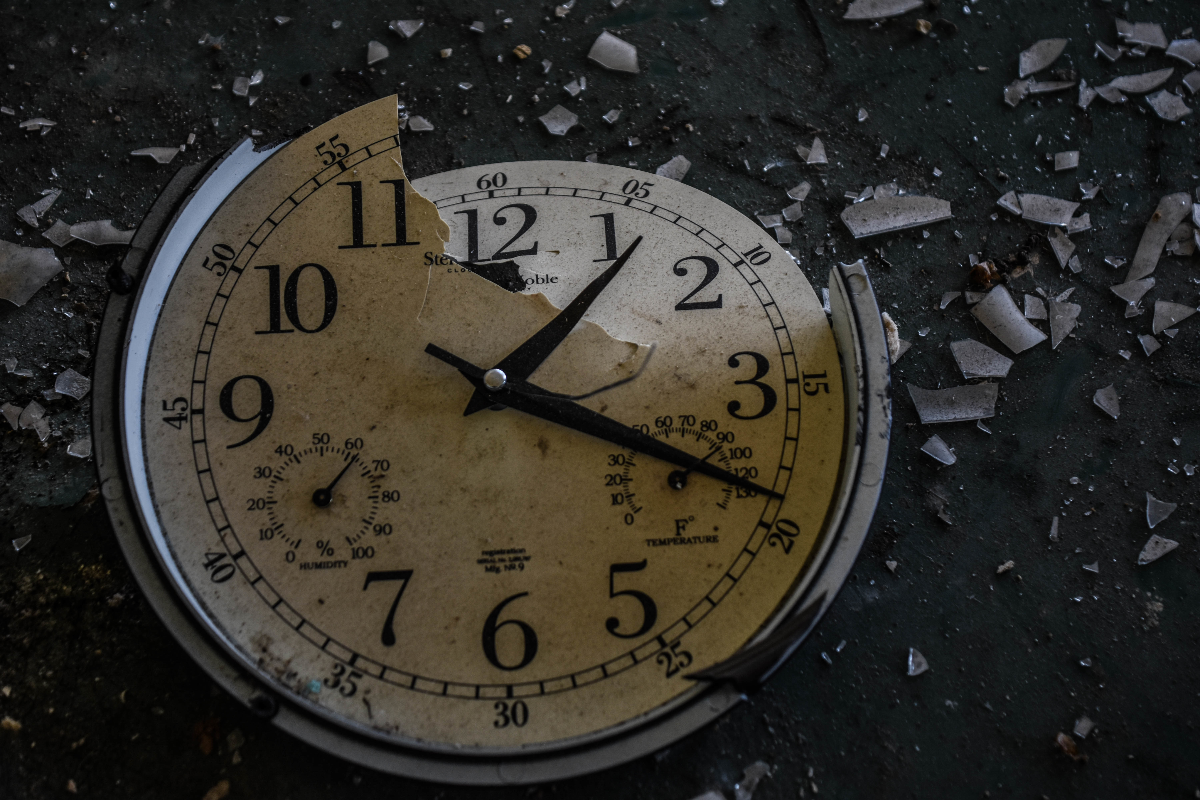reloj quebrado, horas del reloj, hora marcada, QuéOnnda