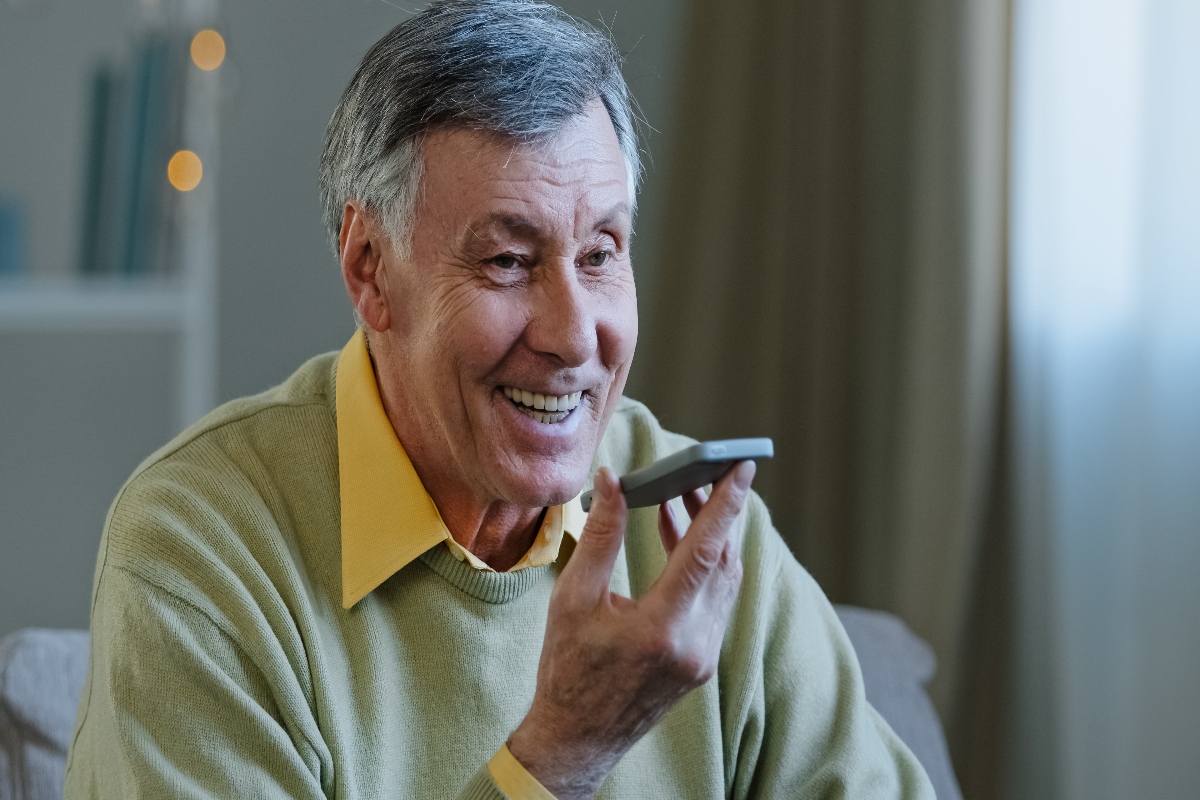 Soledad en la Tercera Edad: Cómo ayudar a los abuelitos hispanos a mantenerse conectados