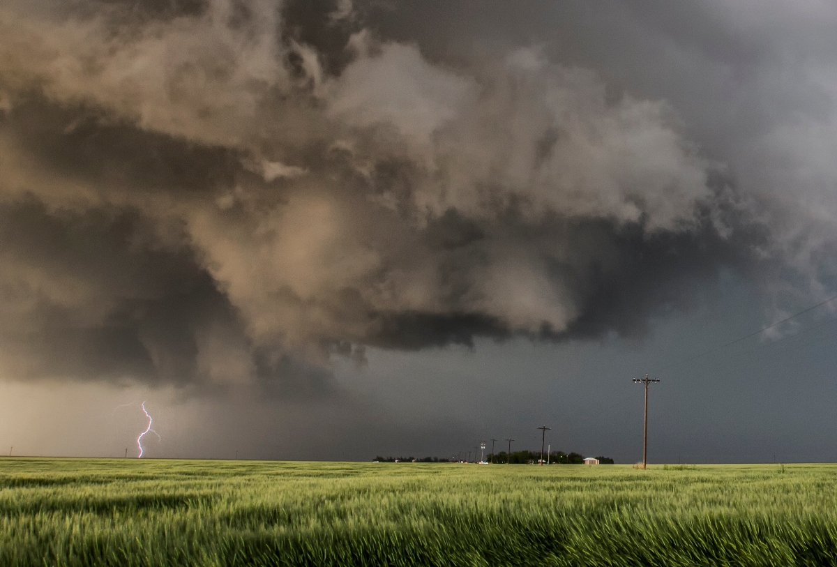tormenta, rayos, nubes negras, campo con tormenta, QuéOnnda