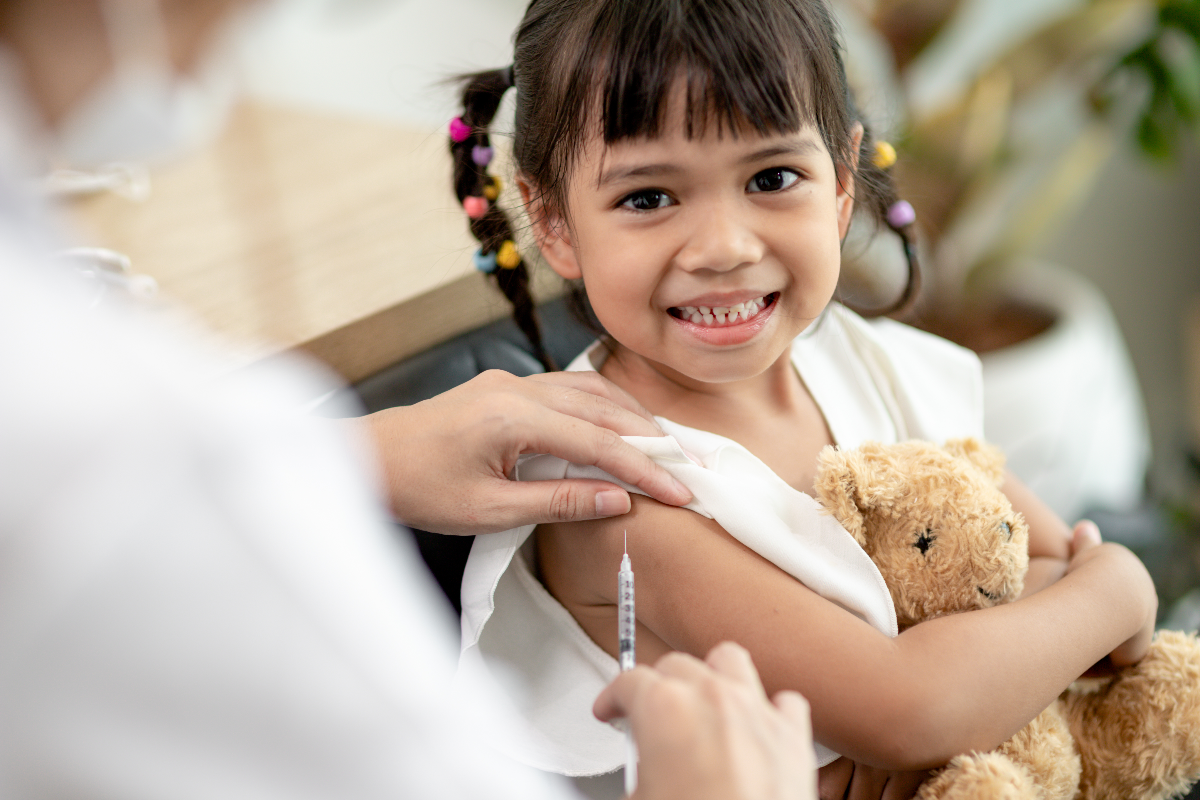 Vacunas y chequeos: Guía de salud para niños latinos en edad escolar