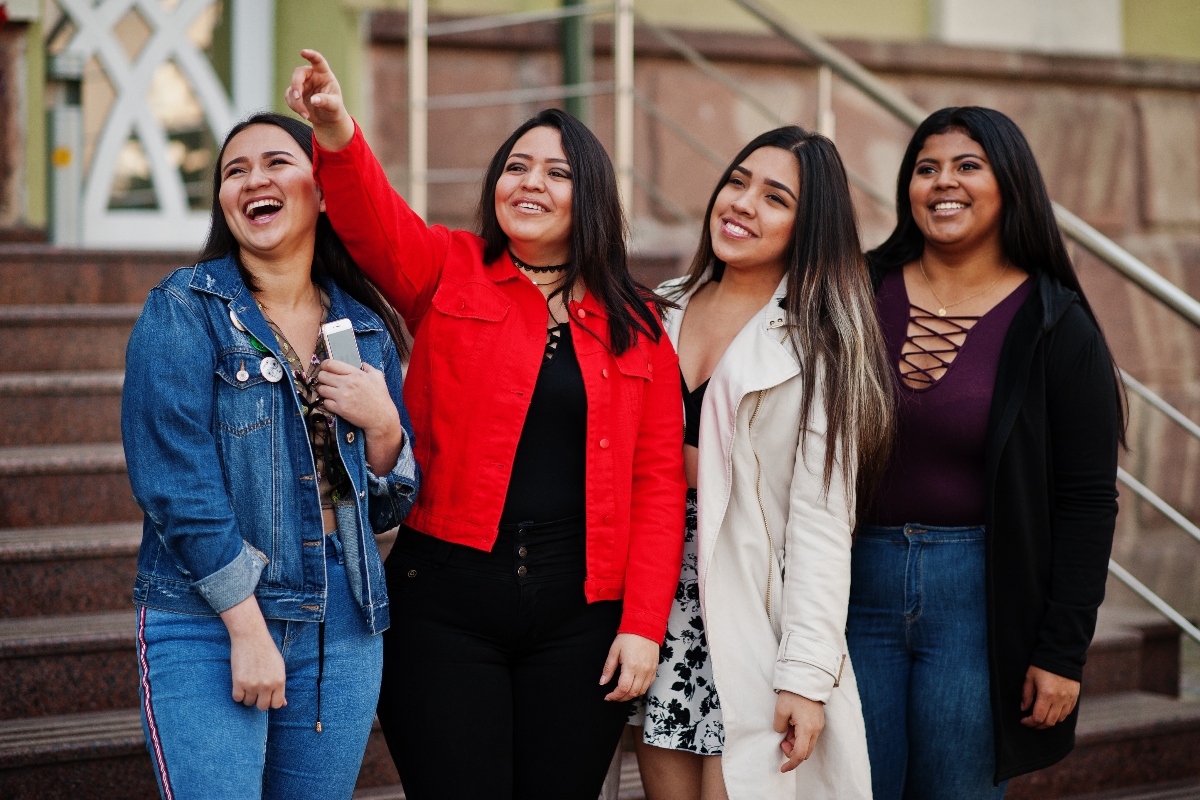 Becas y recursos educativos: Solo para estudiantes latinos en Boston