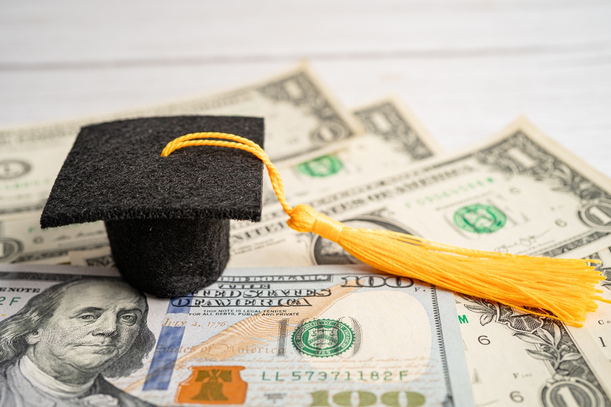 Educación universitaria: Opciones de financiamiento para familias hispanas