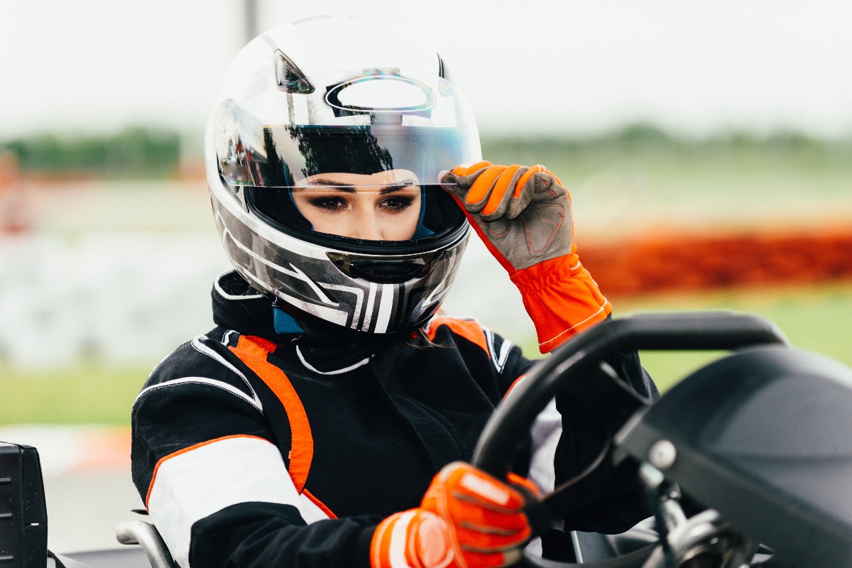 Rompiendo barreras: Papel de las mujeres hispanas en las carreras de autos