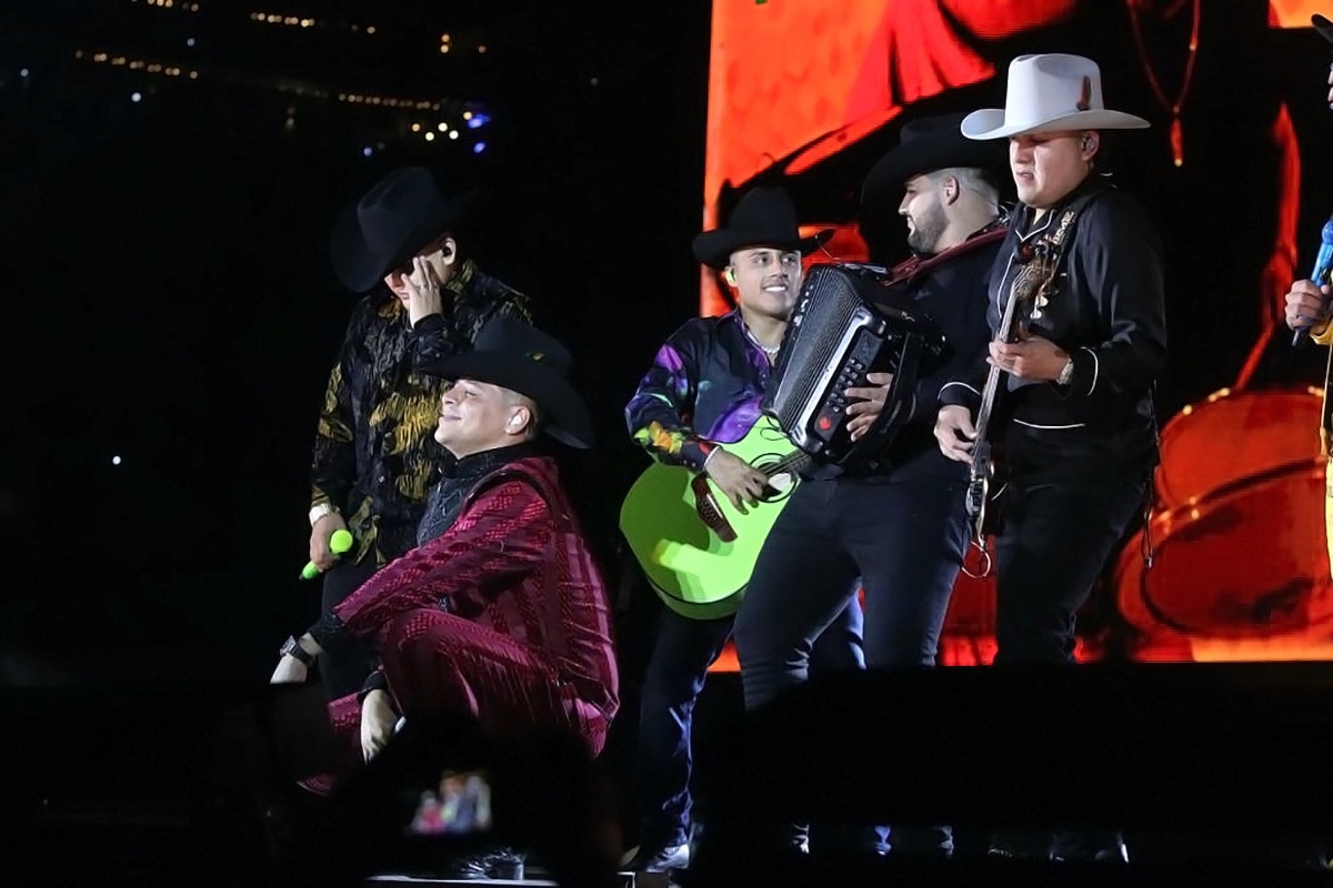 Grupo Firme se niega a cantar corridos en pleno palenque de México