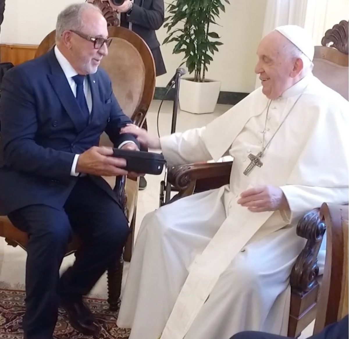 Emilio Estefan, Papa Francisco, famosos