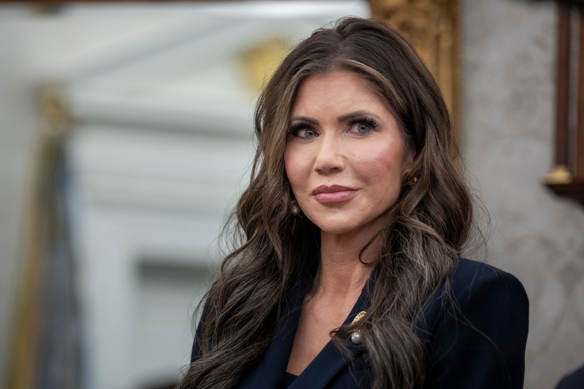 Kristi Noem bajo fuego por gastar miles en un anuncio antiinmigrante