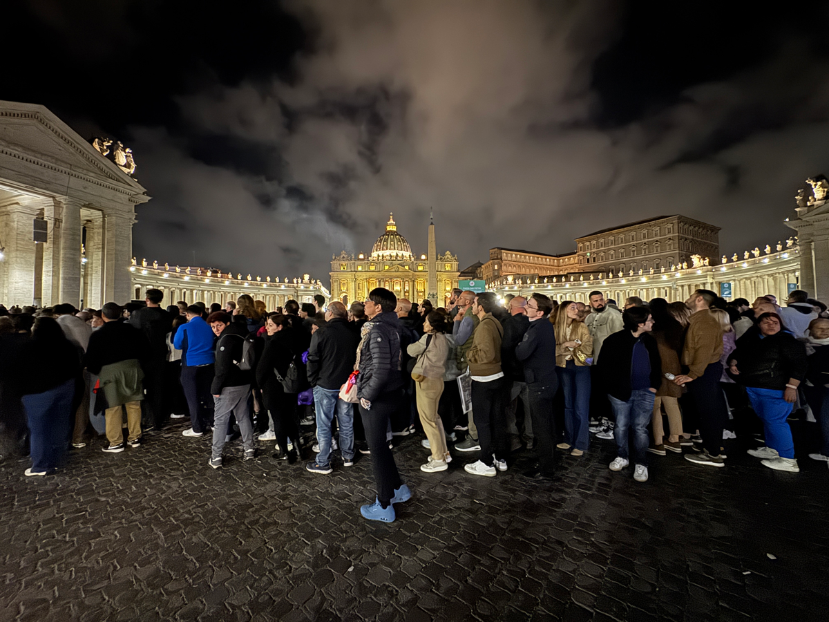 Más de 90,000 personas han visitado la capilla ardiente del papa Francisco en San Pedro
