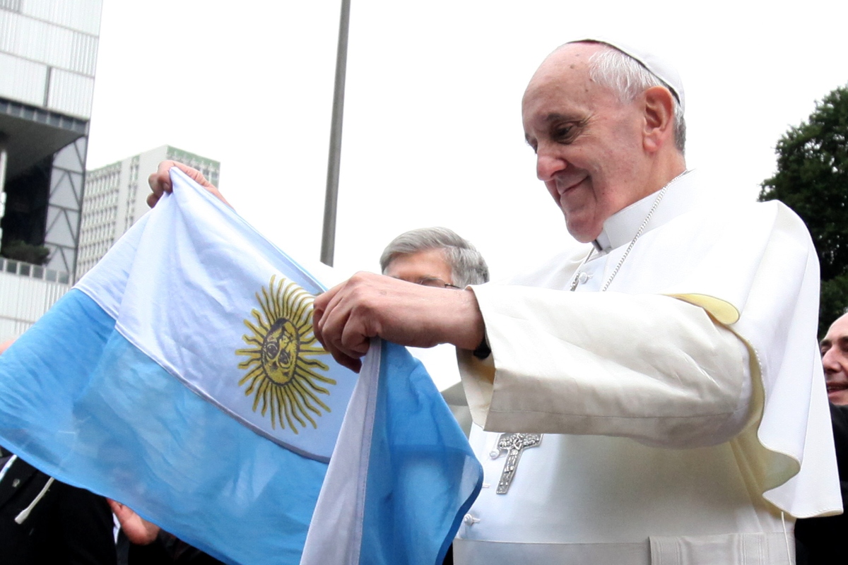 El deporte mundial honra al papa Francisco por su legado de paz y pasión futbolera