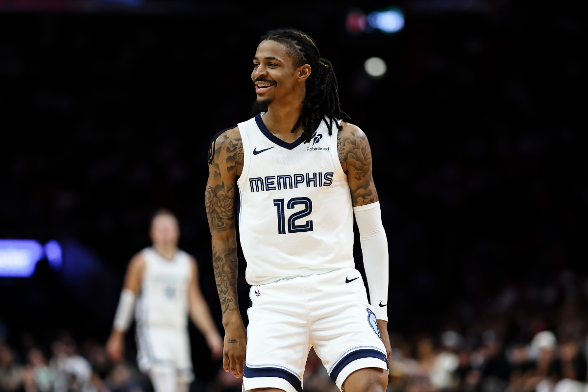 NBA multa a Ja Morant tras hacer gestos imitando un arma