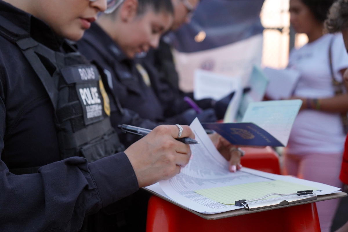 Jueza bloquea arrestos migratorios sin orden en California