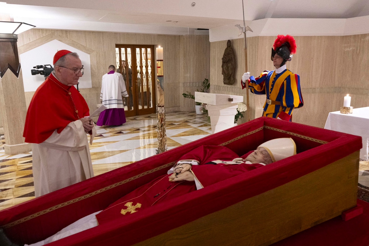 Difunden primeras imágenes del papa Francisco en su ataúd
