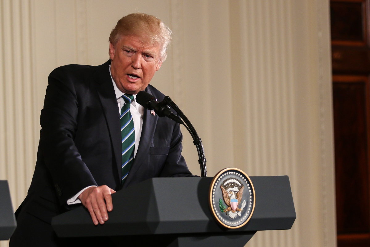 Trump impone aranceles globales y castiga autos extranjeros con tarifa del 25%