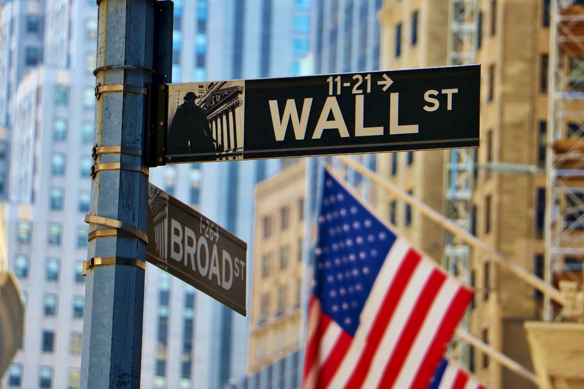 Wall Street y bolsas del mundo se ‘cimbran’ con nueva amenaza de Trump