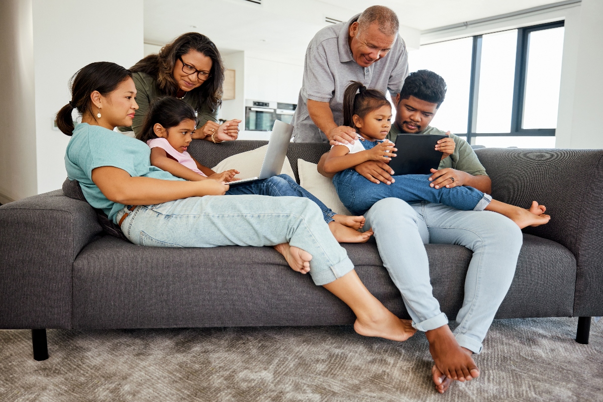 Vivienda compartida entre familias latinas: ¿sí o no? Pros y contras de vivir con la suegra o los familiares