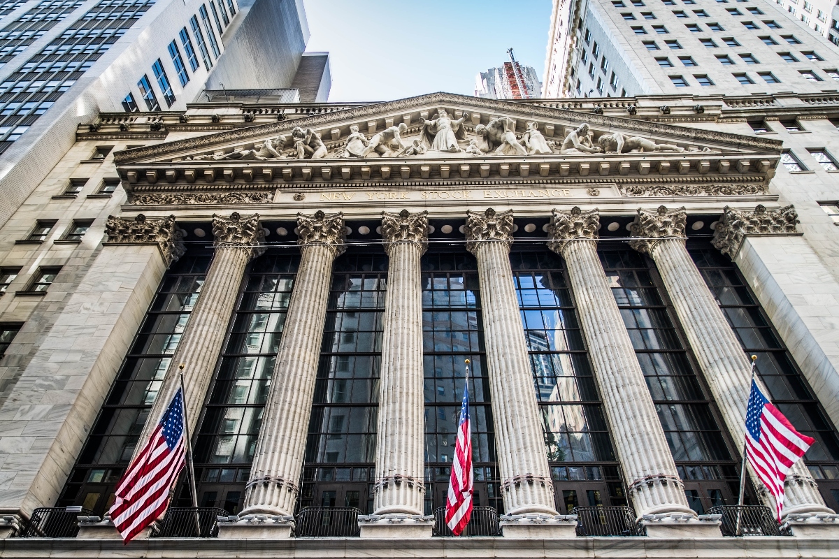Wall Street cae tras aranceles de Trump y golpea a sectores clave