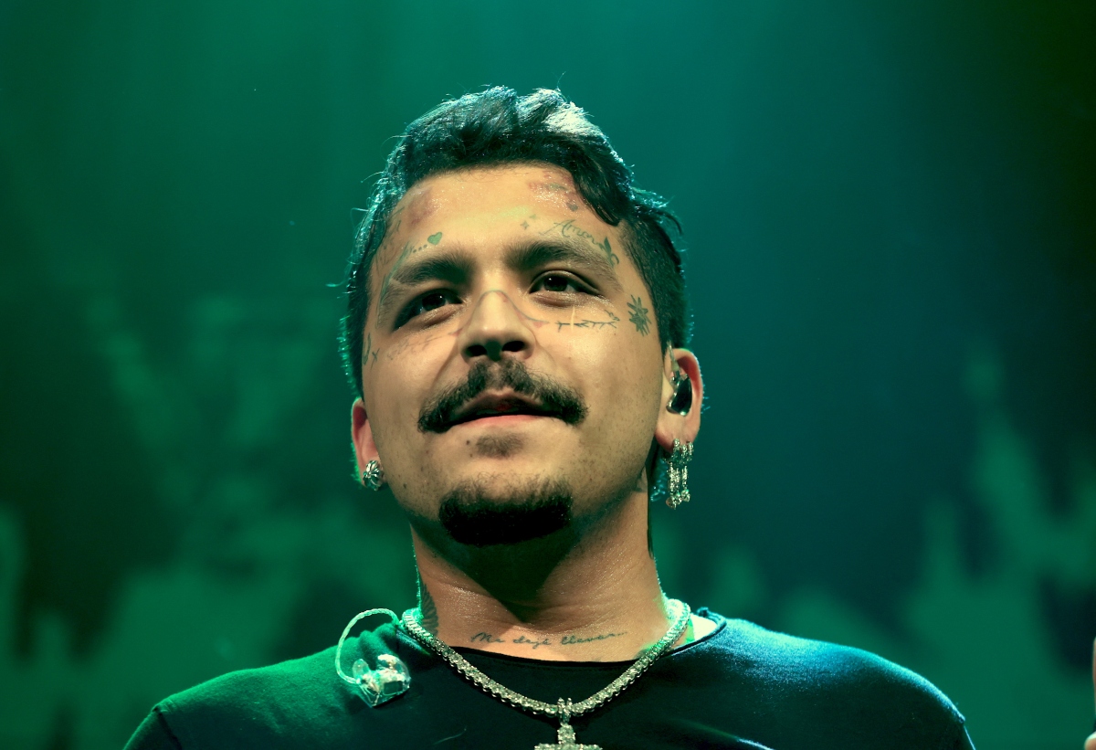 ¡Tiene un doble que vende cerveza! Christian Nodal se sorprende por joven idéntico a él