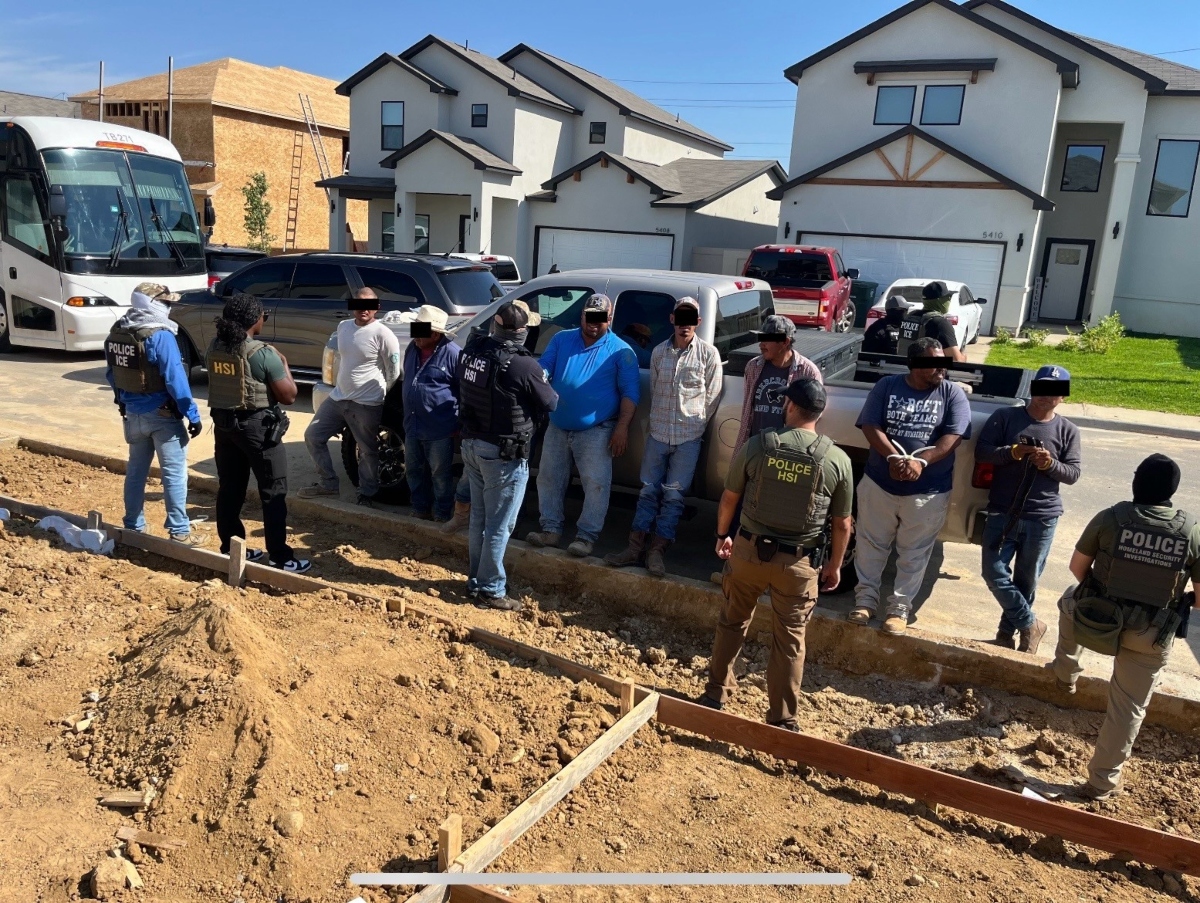 ICE Laredo va a dos obras donde trabajan hispanos y arrestan a 31