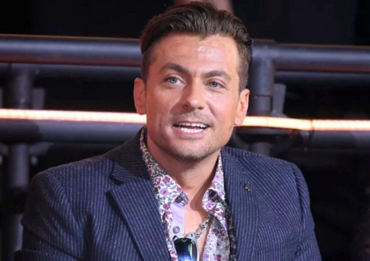 Encontraron muerto frente al televisor al actor Paul Danan a sus 46 años y revelan de qué falleció