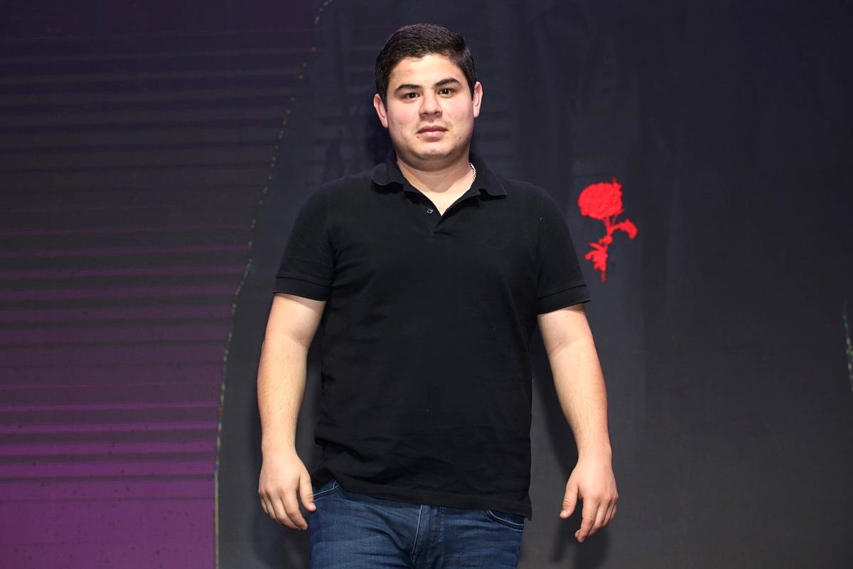 ¡Sufre aparatosa caída! Alfredo Olivas terminó cayendo en pleno escenario frente a todos