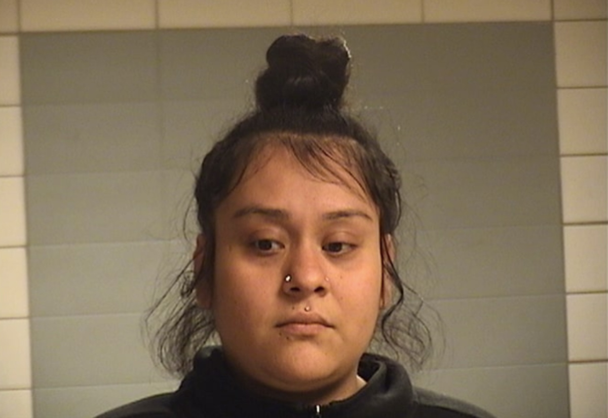 Mamá hispana de Chicago es acusada de apuñalar a su hijo porque hizo un desastre en la cocina