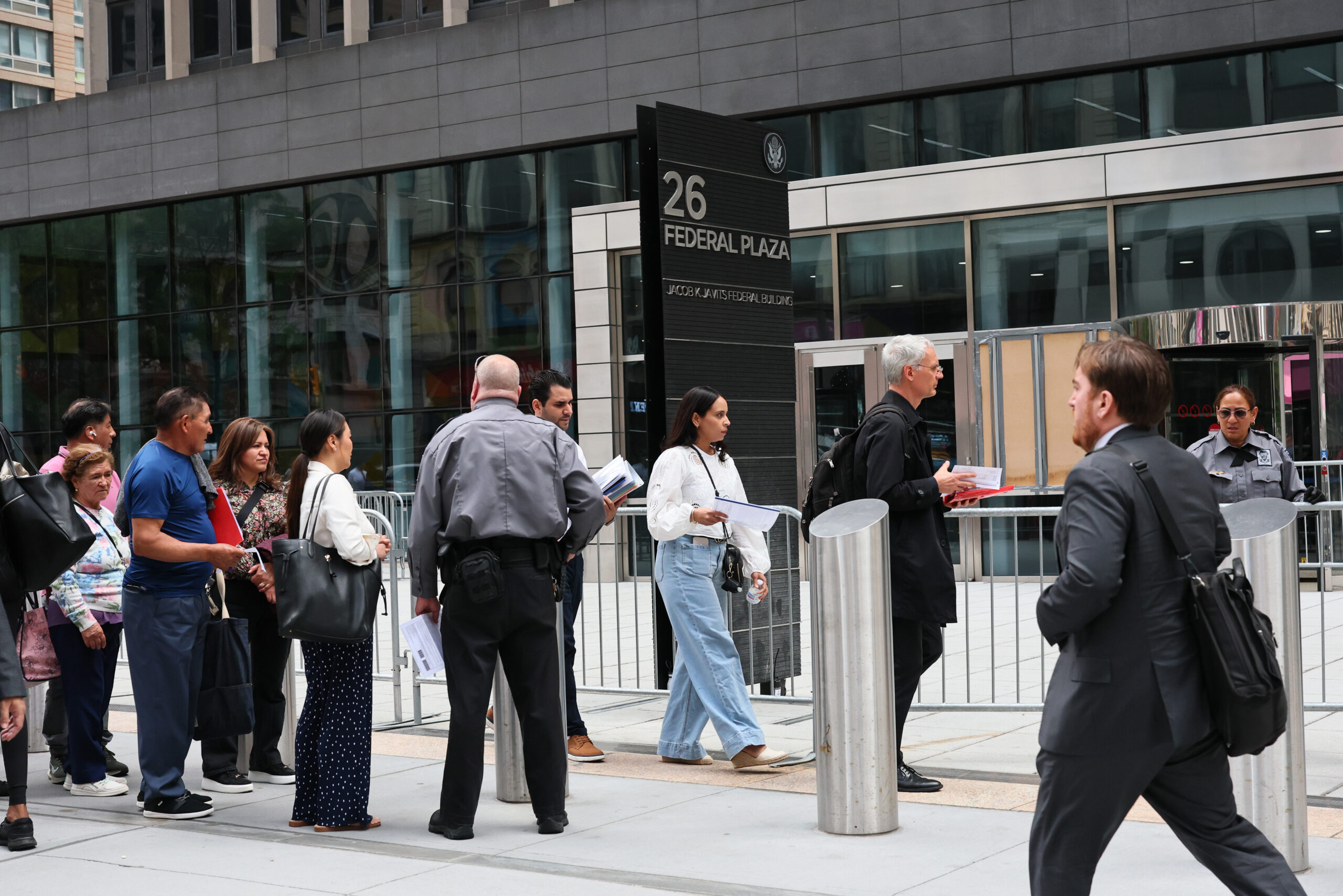 ICE comienza a detener inmigrantes al salir de sus audiencias en cortes de inmigración